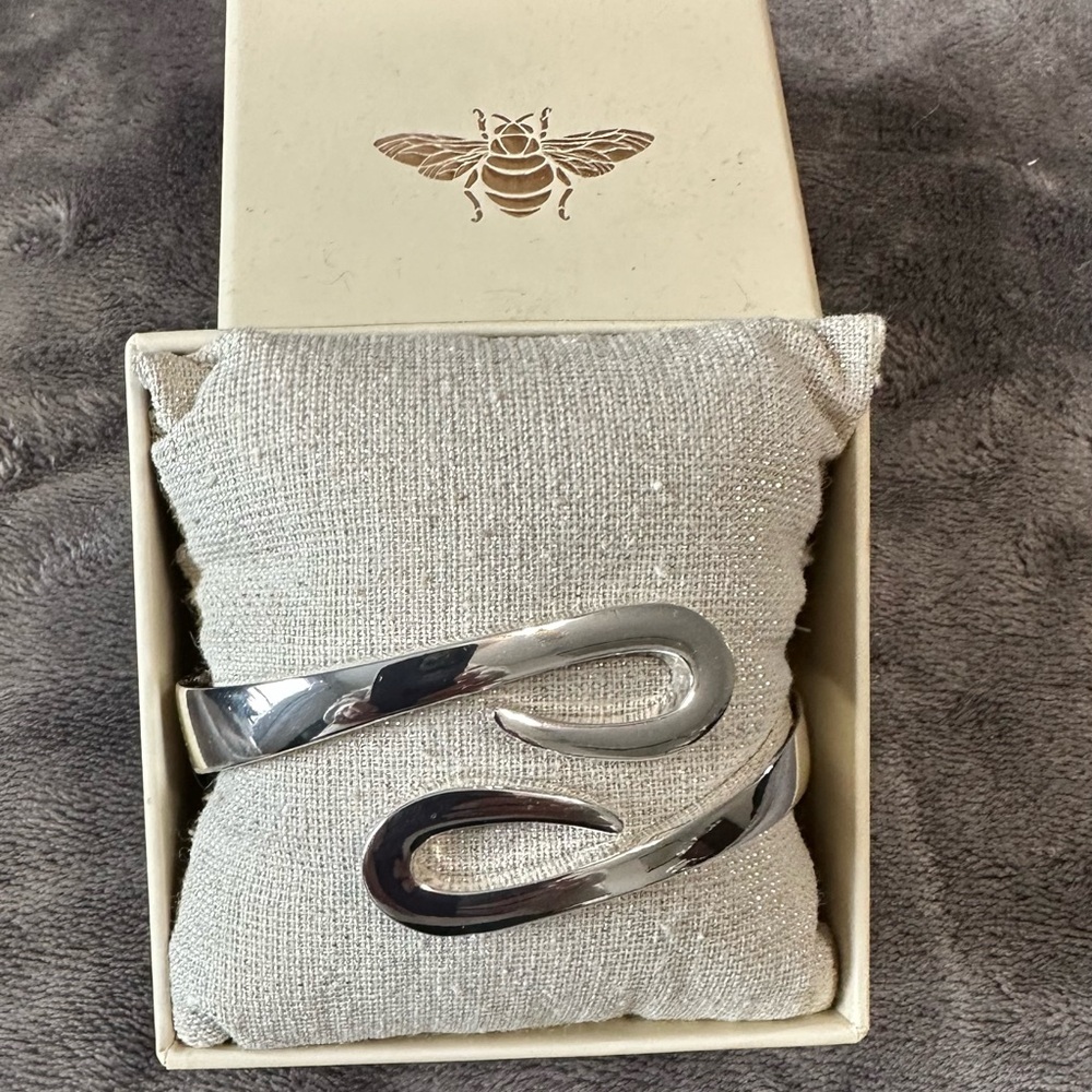 Elegant Silver women’s cuff bracelet